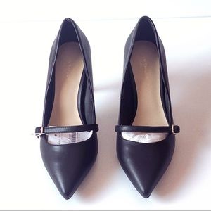 ANN TAYLOR BLACK POINTY TOE PUMP SIZE